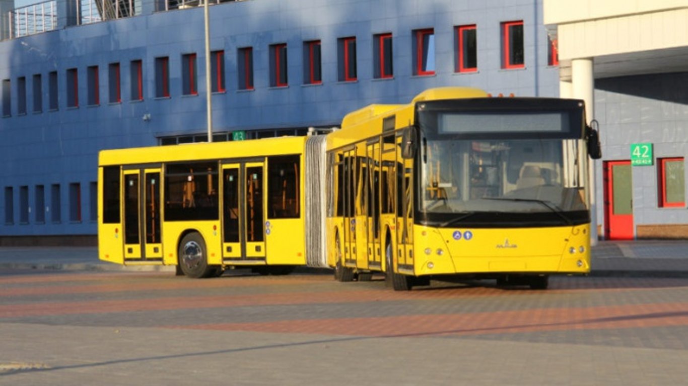 Громадський транспорт у Києві: комунальний автобус розвалився навпіл