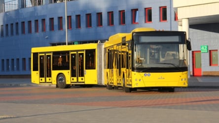 В Киеве коммунальный автобус развалился пополам. Фото - 285x160