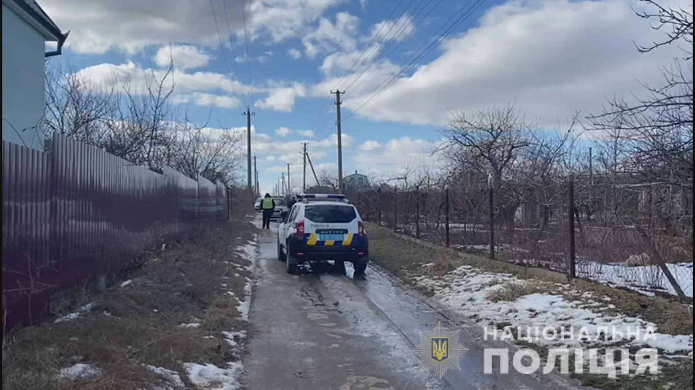 Жінка розбила голову сокирою чоловікові - подробиці моторошного вбивства на Одещині