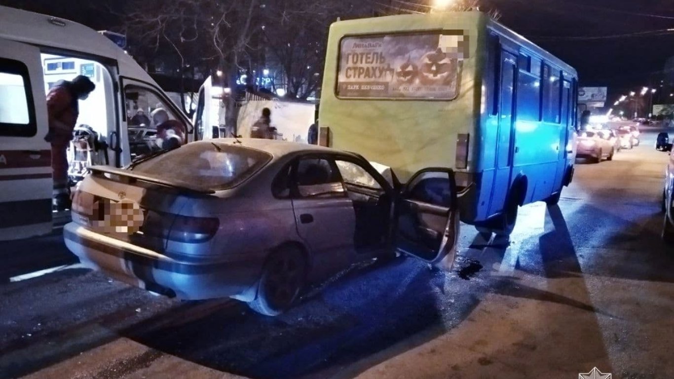 В Одессе водитель легковушки протаранил маршрутку - есть пострадавшие