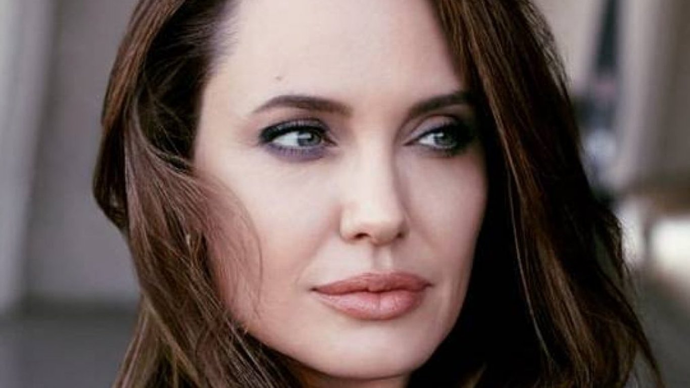 Анджелина Джоли подчеркнула слишком худую фигуру черным платье - актриса засветилась на публике