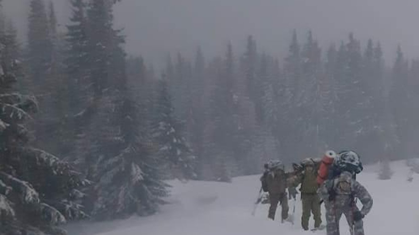 Трое одесских полицейских отправились в Карпаты учиться альпинизму