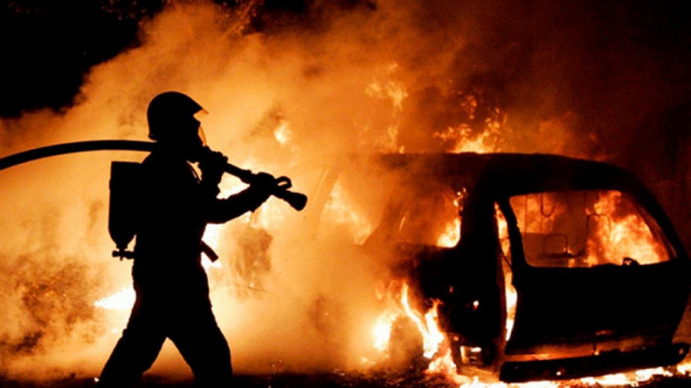 НП у Києві: невідомі підпалили позашляховики