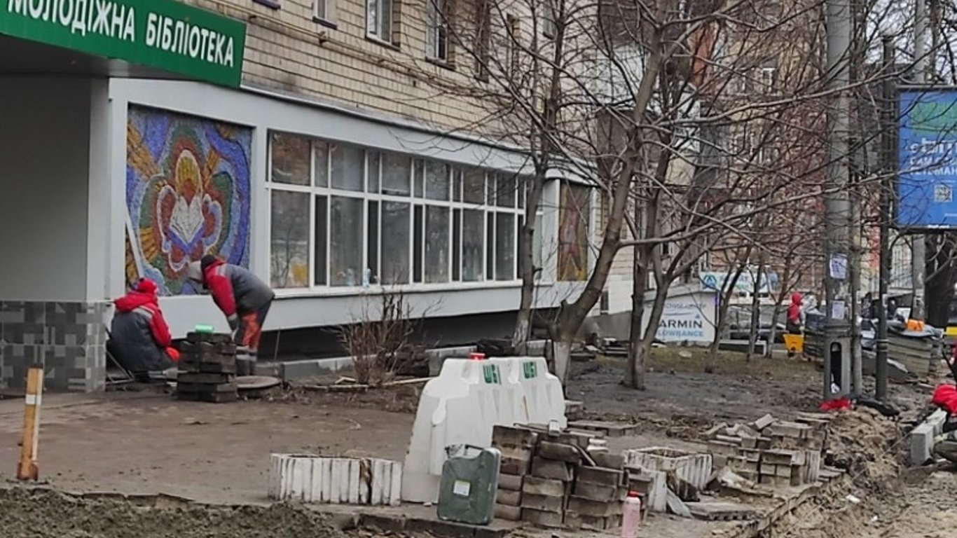 Ремонты дорог в Киеве: на Льва Толстого люди не могут попасть в библиотеку из-за ремонта улицы