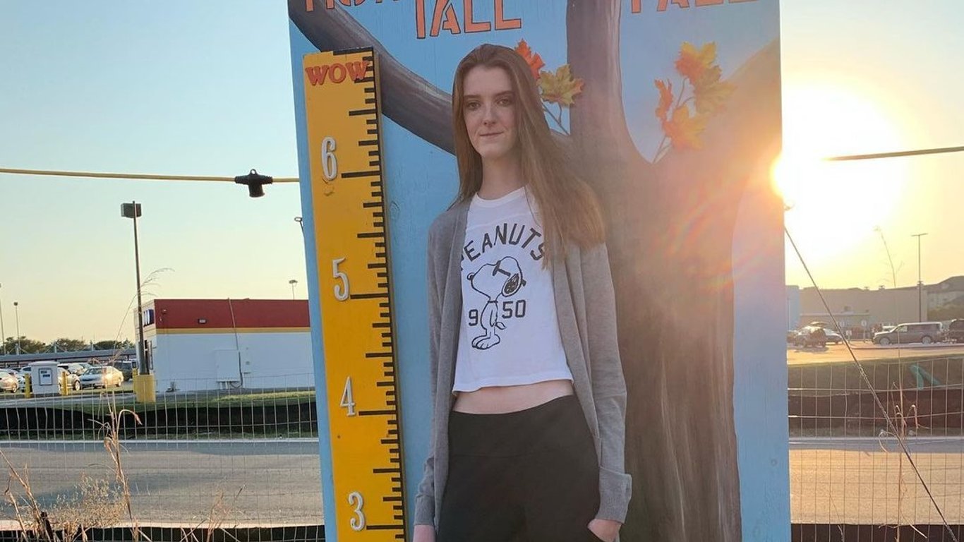 Мейсі Каррін — дівчина з найдовшими у світі ногами — як вона виглядає