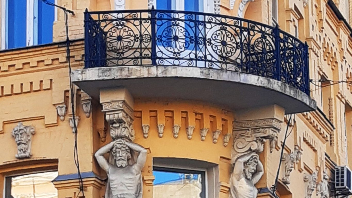 У мережі показали неймовірні скульптури на фасадах старовинних будинків Києва