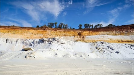 Наче мальовнича пустеля: який вигляд має гірничо-збагачувальний комбінат на Харківщині. Фото - 285x160