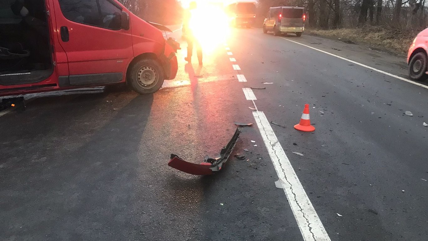 Неподалік Львова зіштовхнулися дві машини - постраждала жінка і двоє дітей - фото