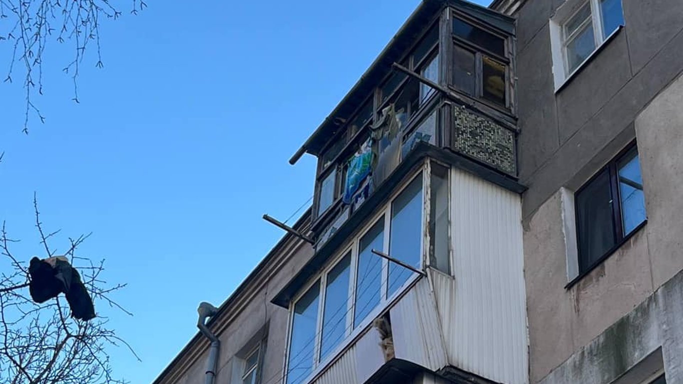 В Одесской области женщина выбрасывала свои вещи с балкона многоэтажки