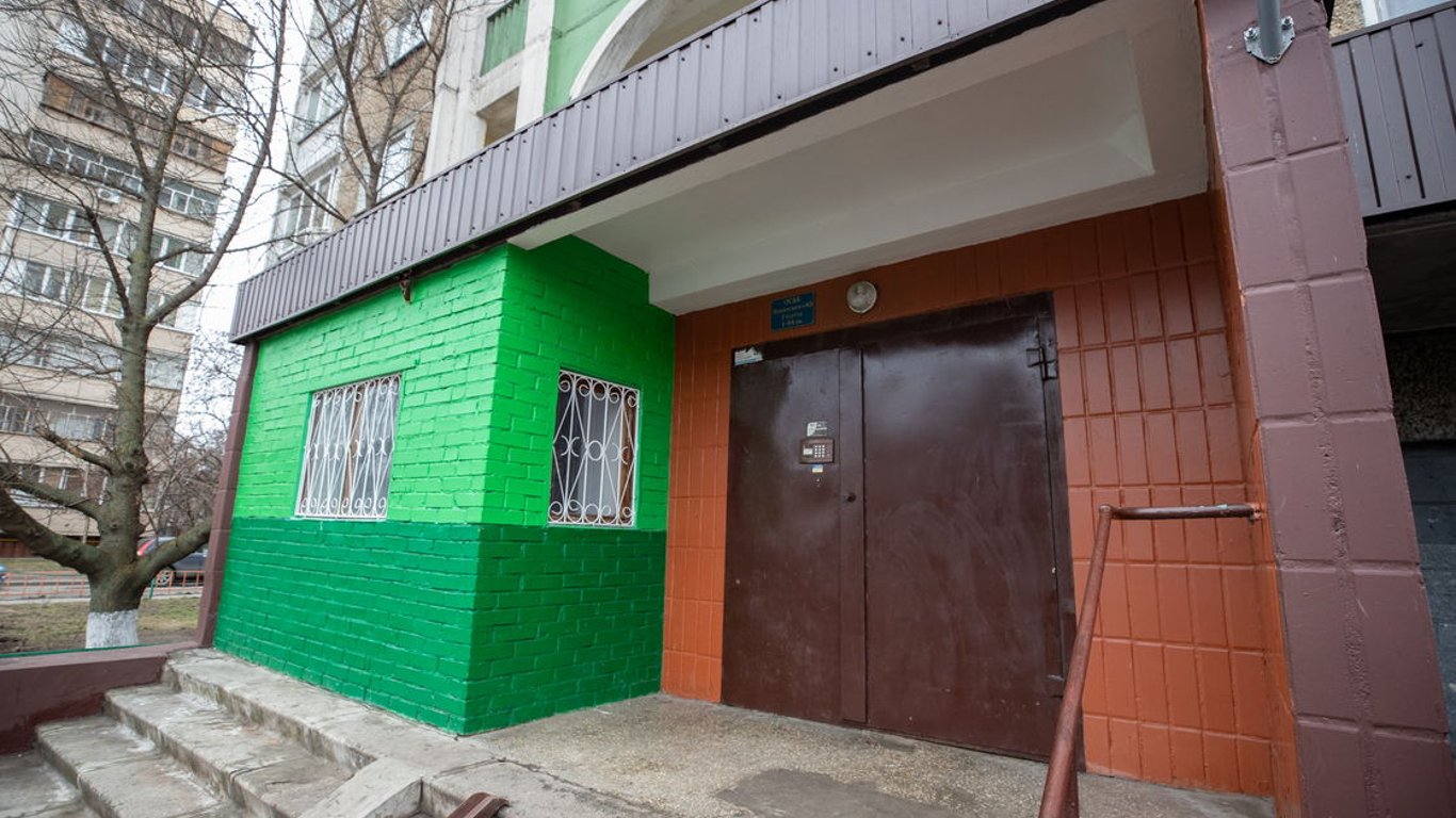 Ремонт будинків у Києві: мешканці багатоповерхівки самостійно відремонтували під'їзд-фото