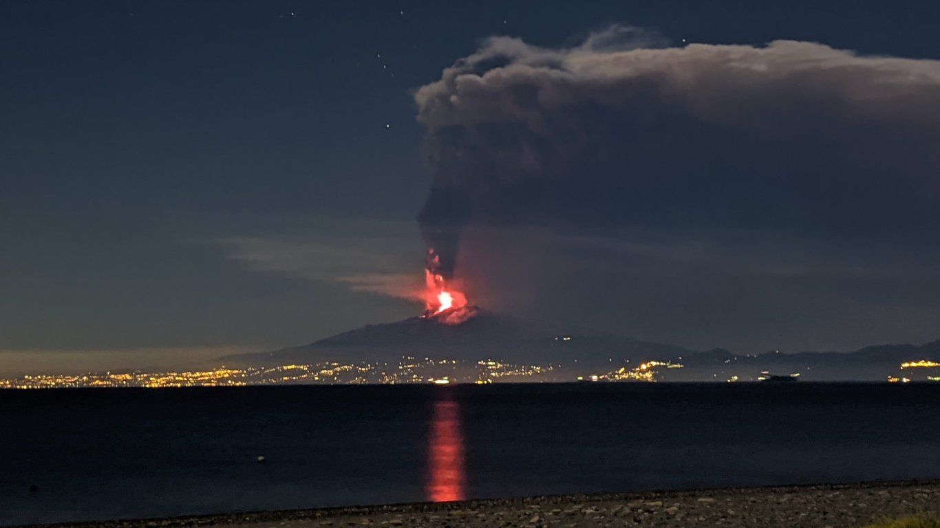 Вулкан Этна - на Сицилии началось извержение лавы