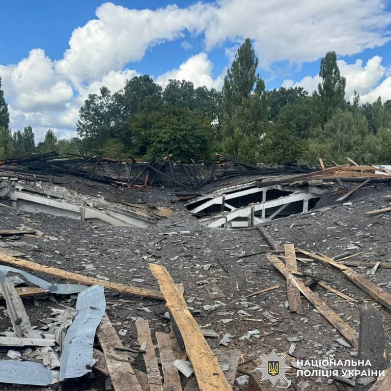 Зруйнований дах будівлі після атаки на Харківщину