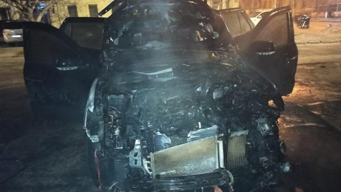 В Одессе на переулке высокий сожгли две машины