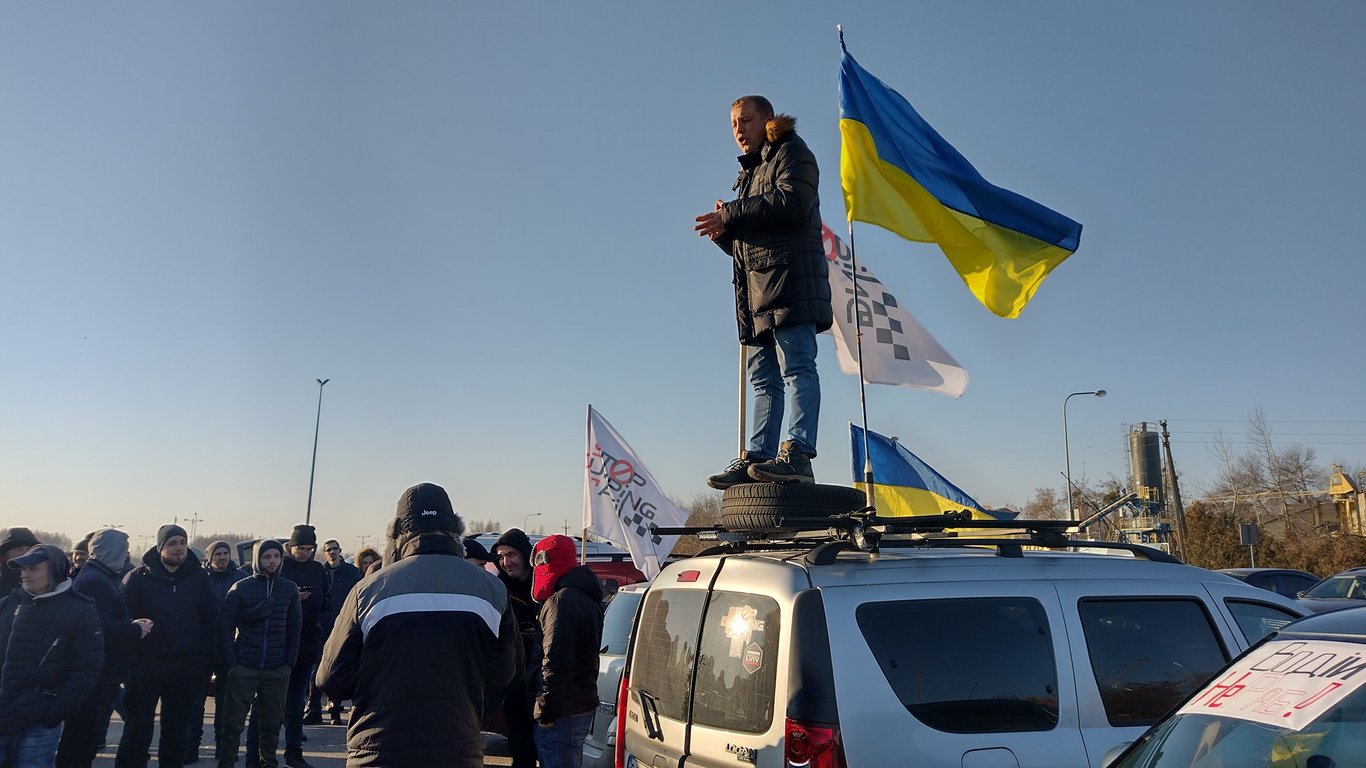 Забастовка таксистов во Львове - фото