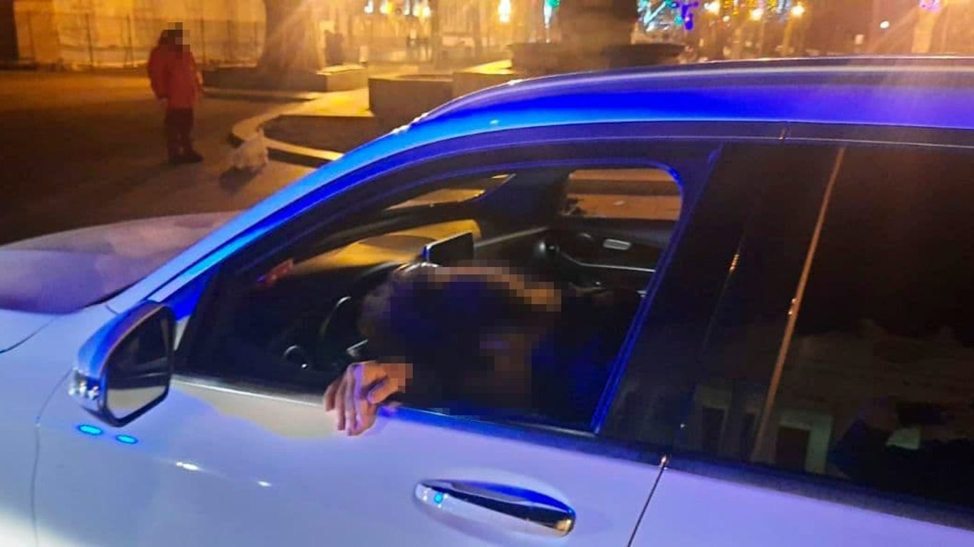 В Одессе пьяный водитель Mercedes выехал на Думскую площадь и сбил препятствия