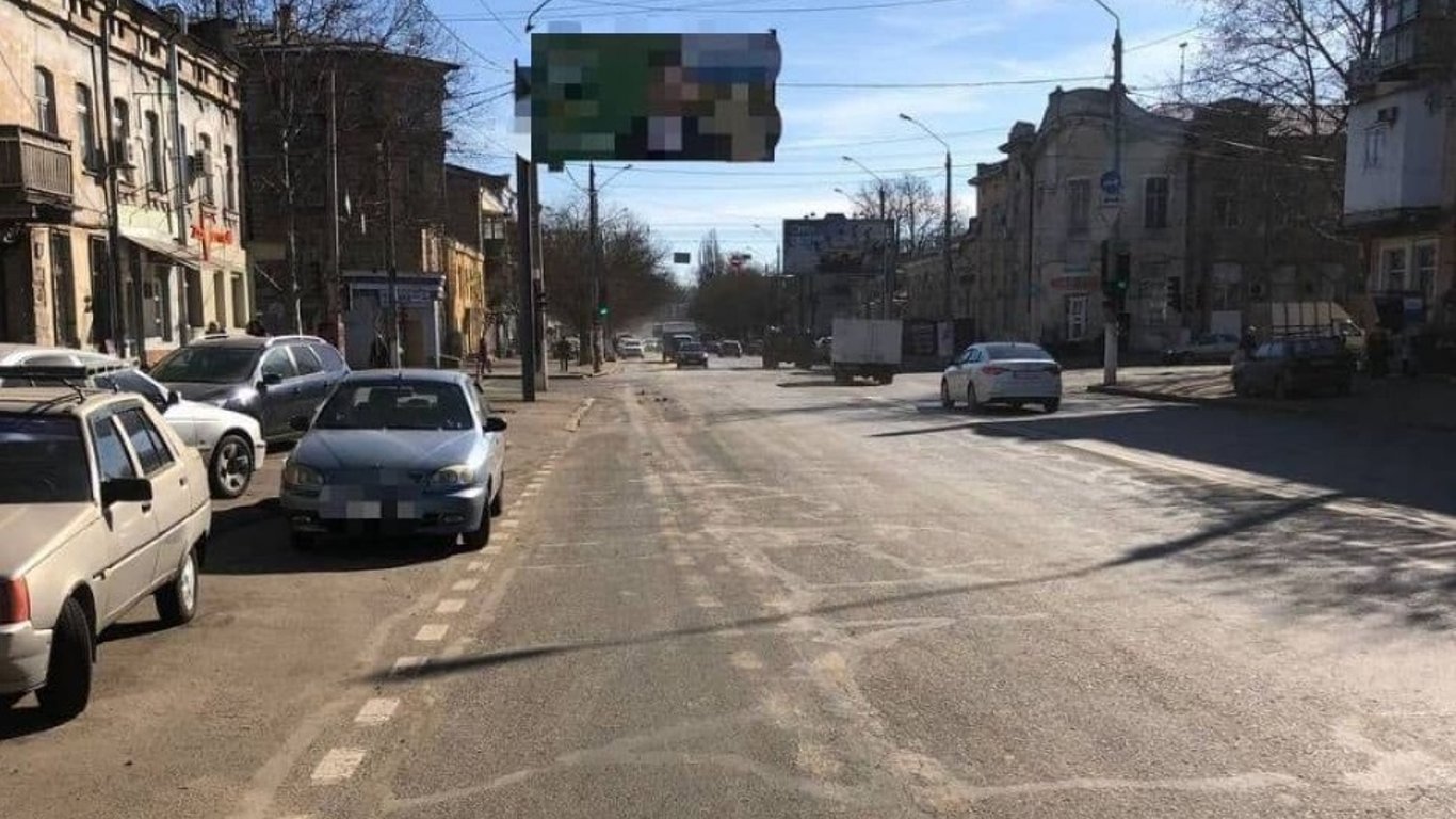 В Одессе оштрафовали водителя грузовика, который загрязнил дорогу нечистотами