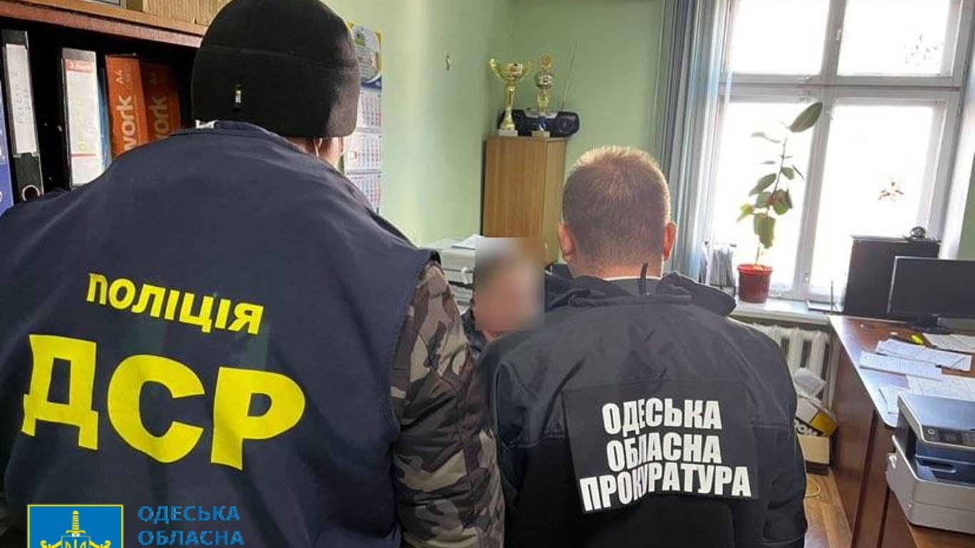 Двое инспекторов налоговой в Одесской области погорели на взятках