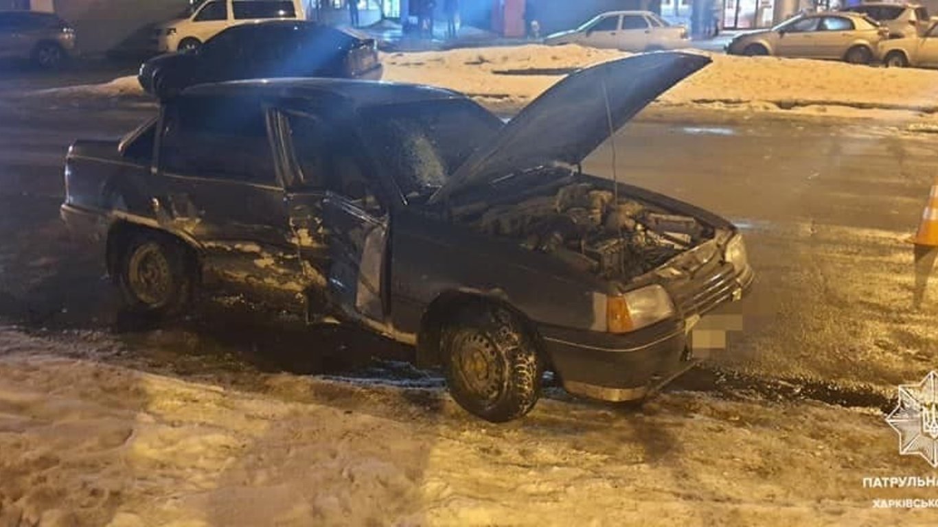 В Харькове на улице Ивана Каркача столкнулись BMW и Opel Kadett