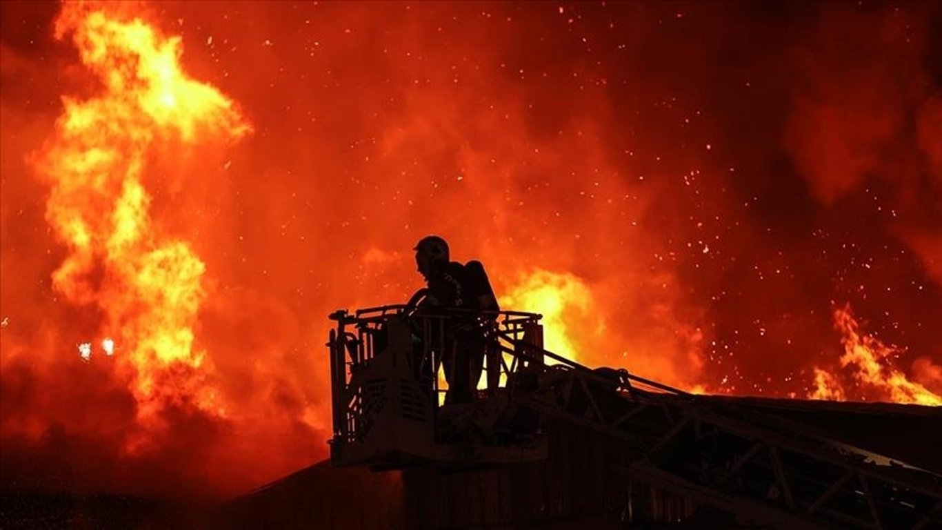 Сильный пожар в Харьковской области: пожарные два часа тушили жилой дом