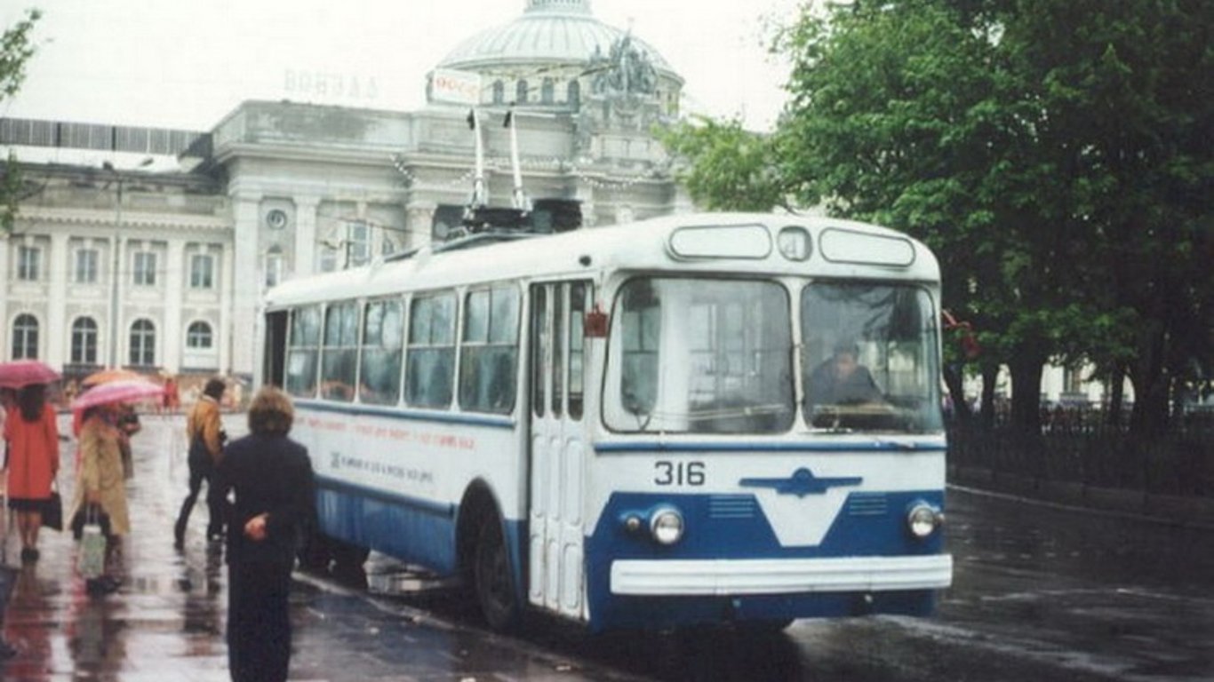 У мережі з'явилося архівне фото Привокзальної площі в Одесі — тролейбус
