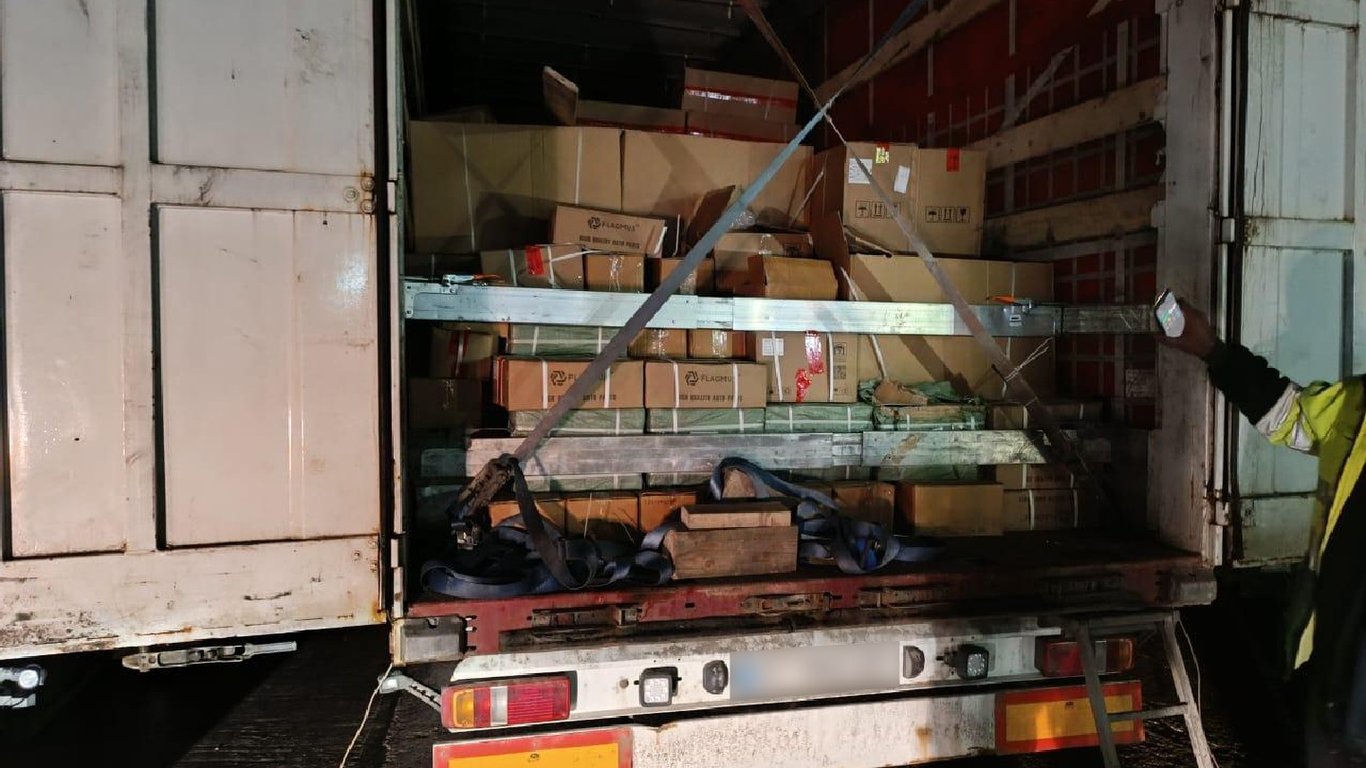 Контрабанда з Росії — на Львівщину намагалися ввезти 4 тонни ворожих автозапчастин