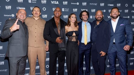 Усик рассказал Дуэйну Джонсону, почему не покинет Украину - 285x160