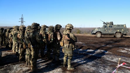 Бійці ЗСУ на Донбасі тренувалися стріляти із ракетних комплексів NLAW та гранатометів M-141. Ефектні фото - 285x160