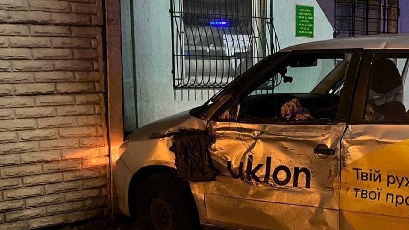 В центре Харькова грузовик протаранил такси с людьми