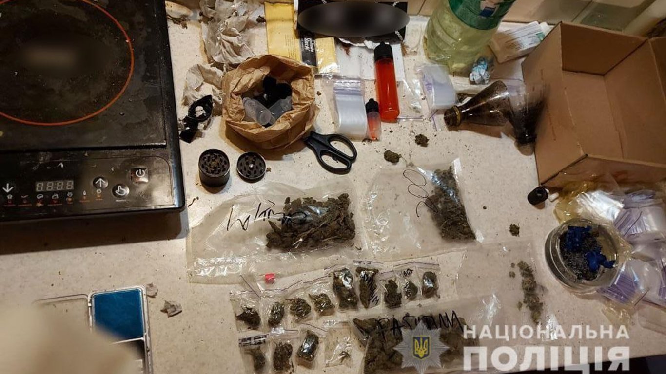 В Одессе 19-летняя девушка продавала наркотики, ее задержали