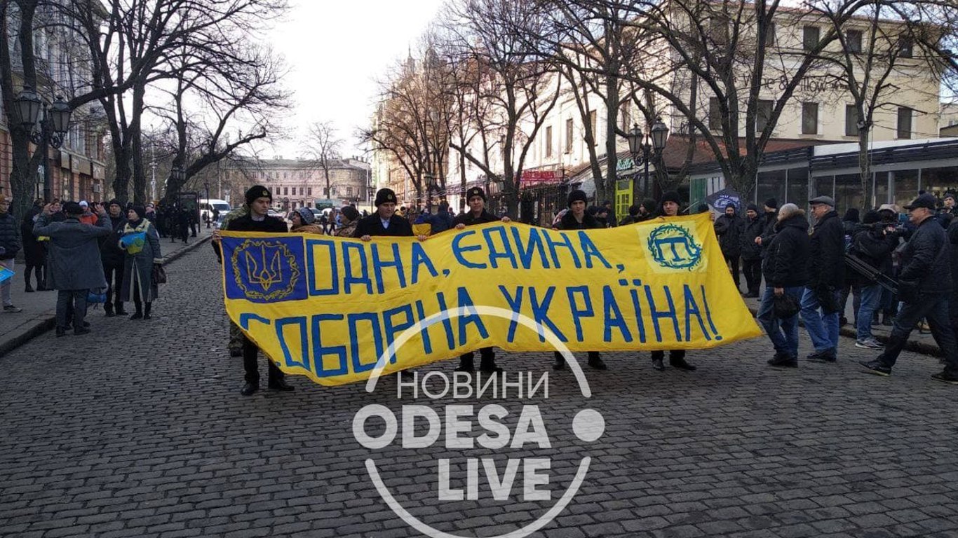 В Одессе на Дерибасовской проходит марш единства