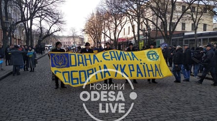 В Одессе на Дерибасовской проходит марш единства. Фото - 285x160