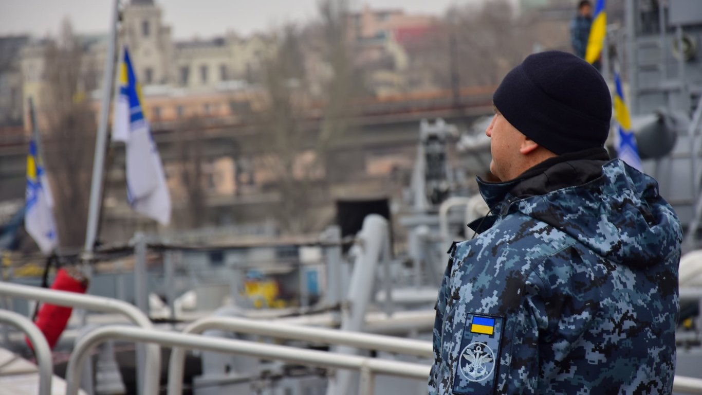 В порту Одессы на кораблях подняли сине-желтые флаги ко Дню единства-фото