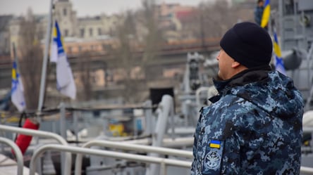 В порту Одеси на кораблях підняли синьо-жовті прапори до Дня єдності. Фото - 285x160