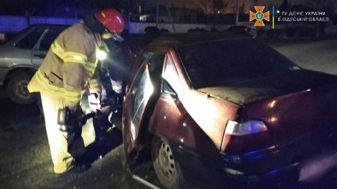 В Одесской области спасатели вырезали водителя из искореженного автомобиля