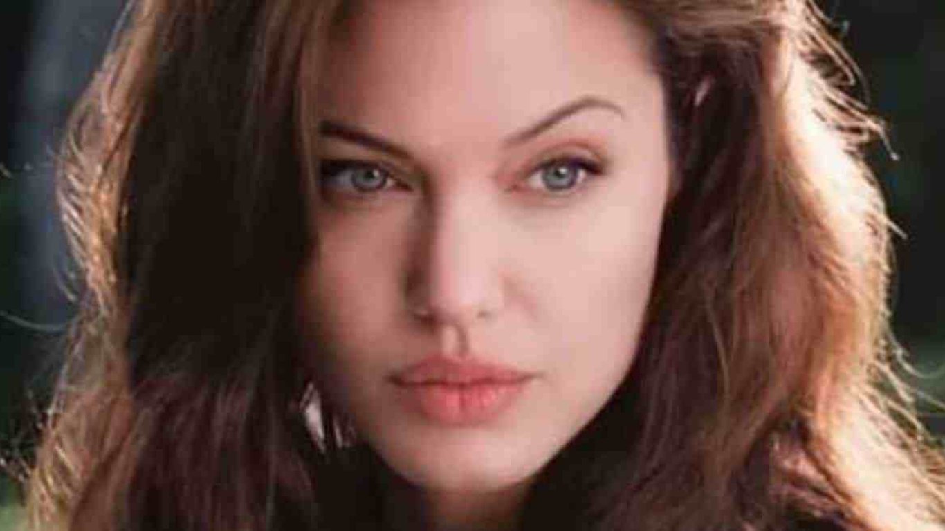 Анджелина Джоли пластика: какие операция делала актриса - фото