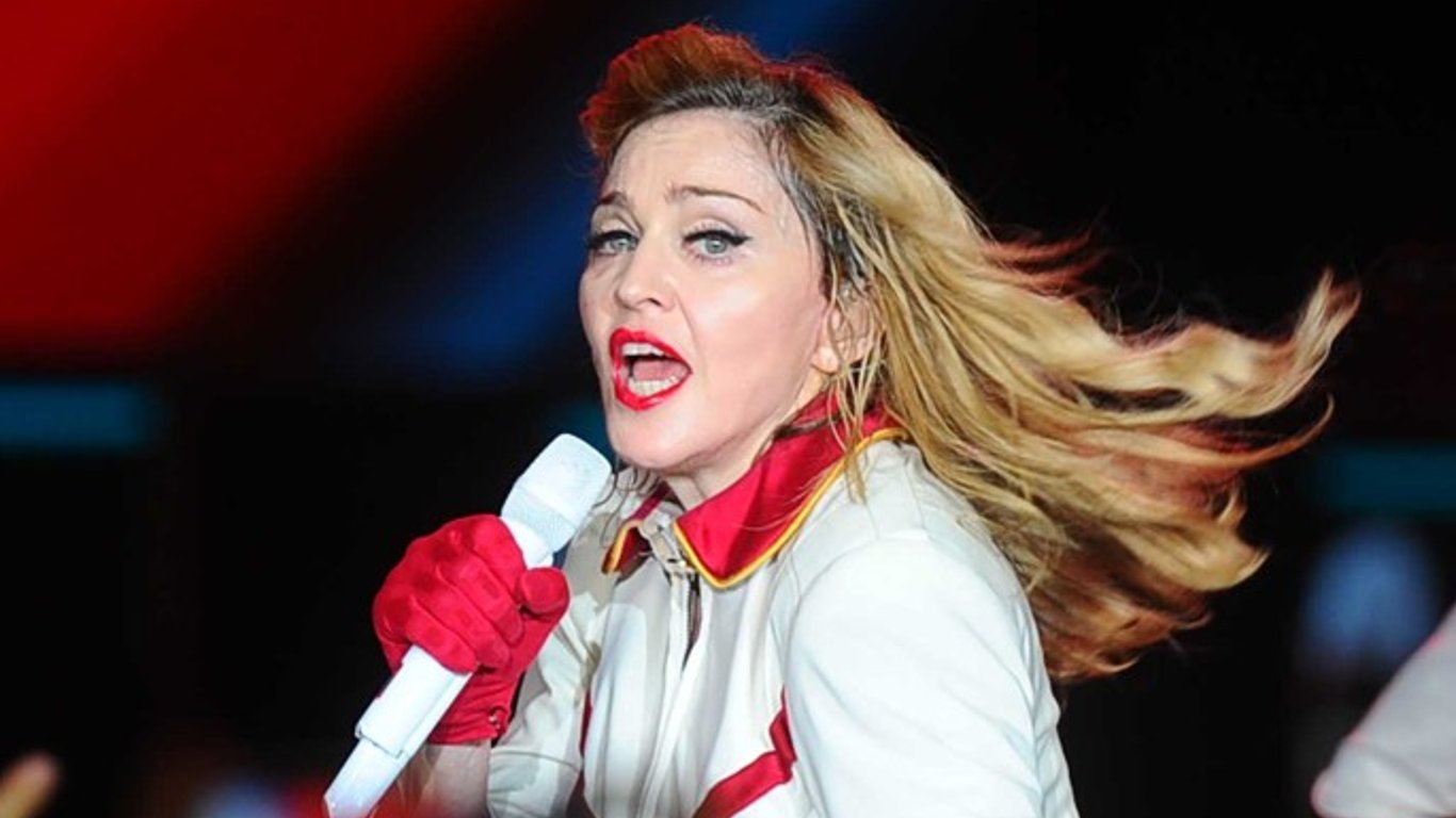 Мадонна показала как ласкает себя - видео