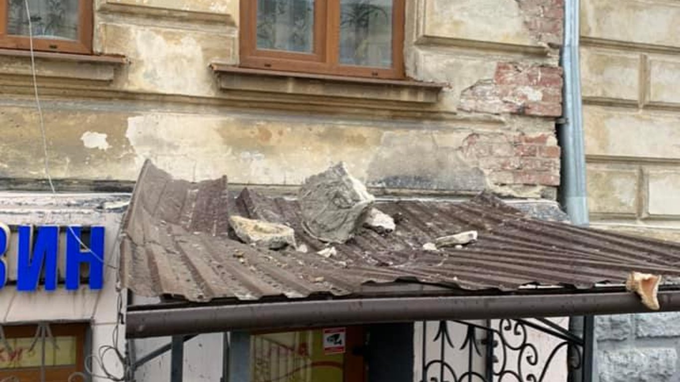 Во Львове обвалился кусок фасада дома, покупатель едва не пострадал