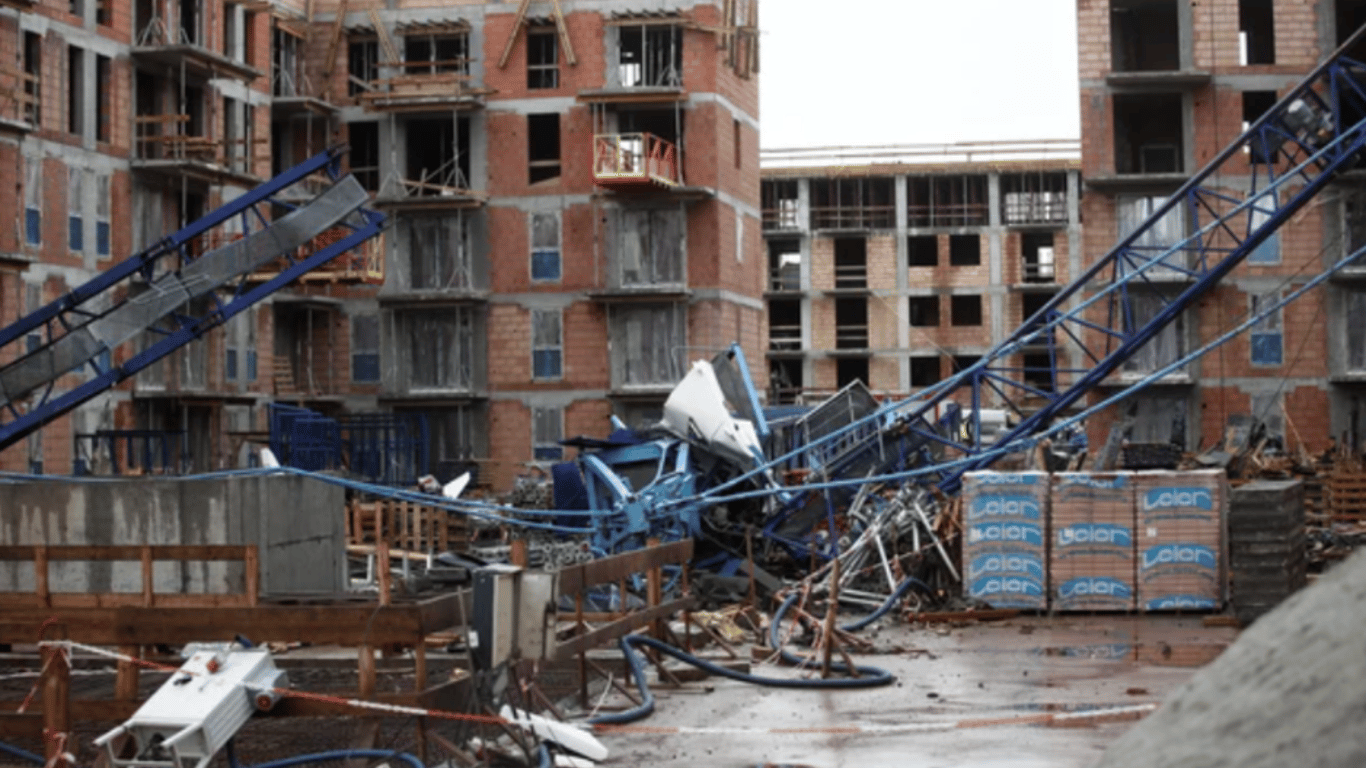 В Кракове на крышу здания рухнул строительный кран