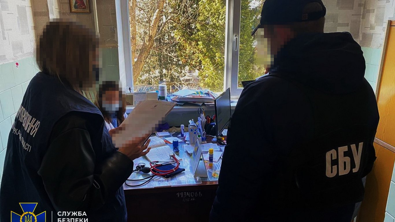 СБУ затримала лікарів на підробці COVID-сертифікатів у Рівному та Черкаській області