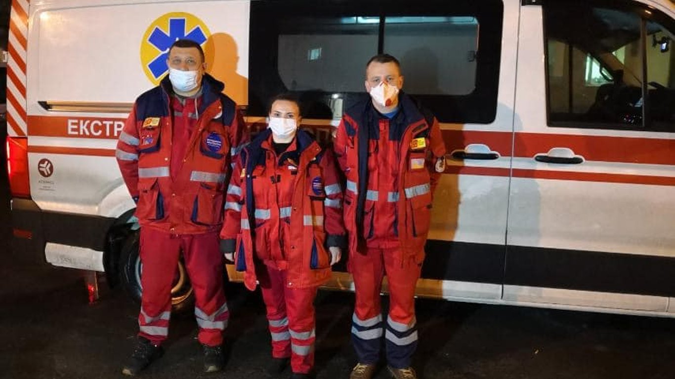 В Харькове врачи скорой помощи спасли умирающего от коронавируса больного