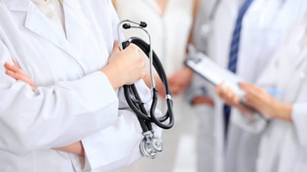 Извлекли 10-сантиметрового гельминта из глаза: львовские медики спасли трехлетнюю девочку. Фото - 285x160