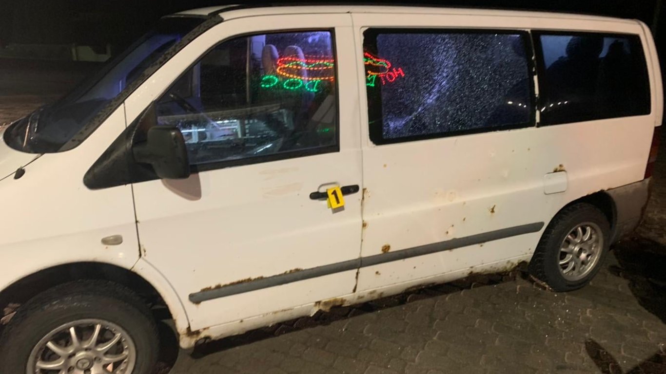 В Яворове пьяный злоумышленник обстрелял микроавтобус, где сидело шестеро тернополян