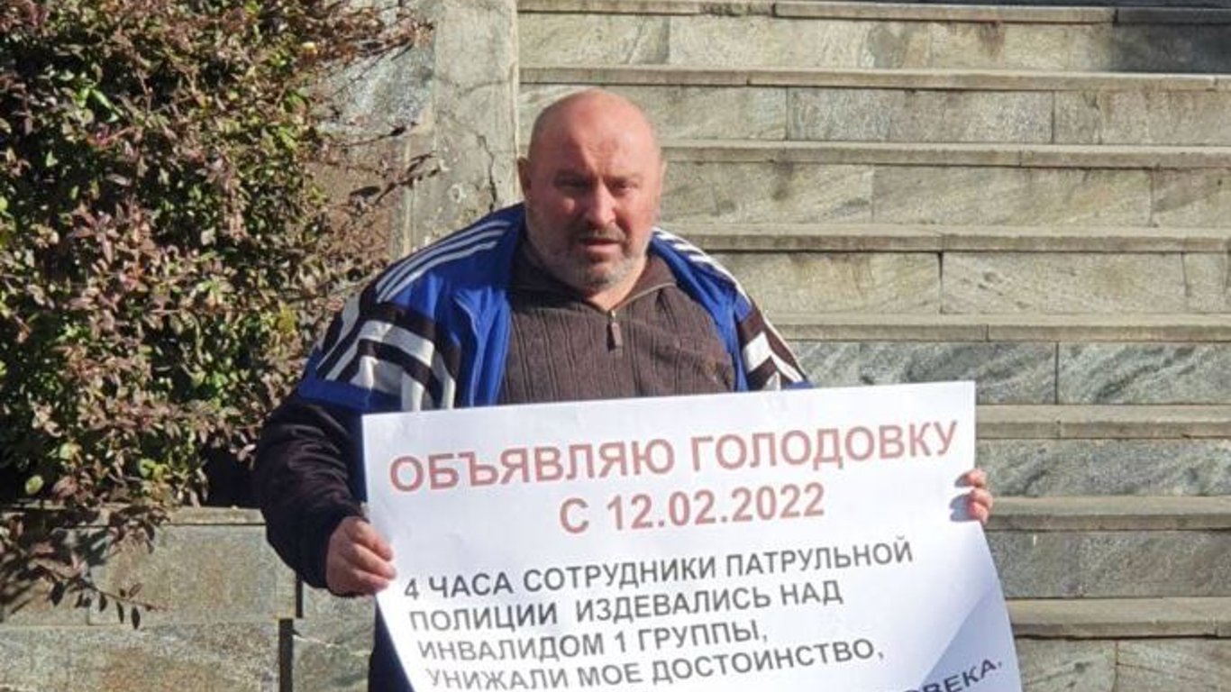 В Одессе мужчина устроил пикет возле управления полиции - Видео