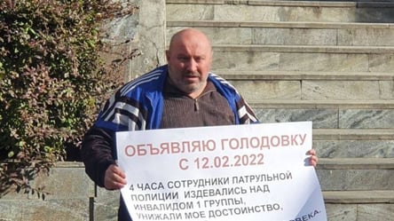 "Принижували гідність": в Одесі чоловік влаштував пікет біля управління поліції. Відео - 285x160