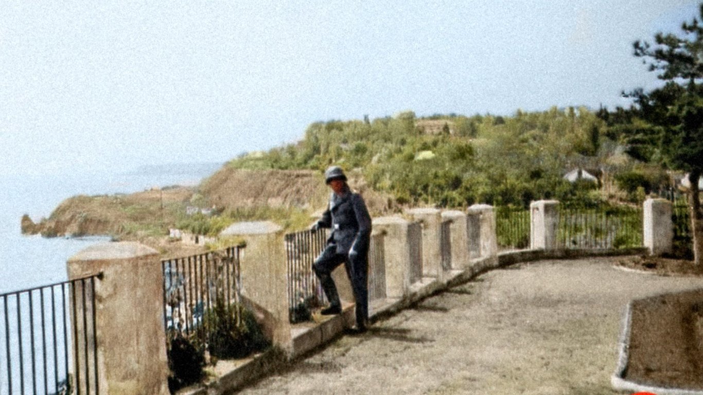 Одесса в 1942 году - фото солдата на пляже