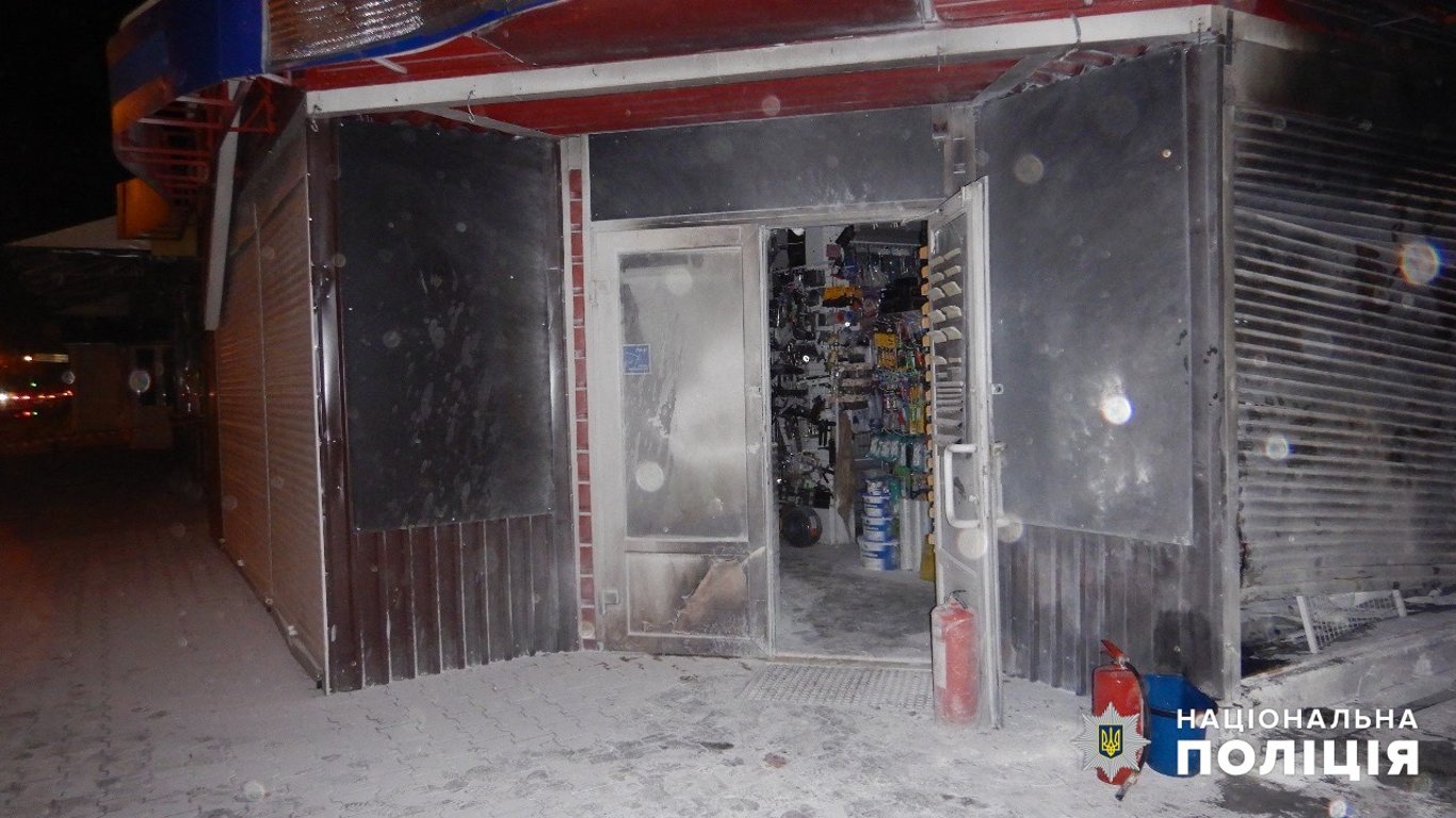 Заради розваги в Одесі підпалили будівельний магазин