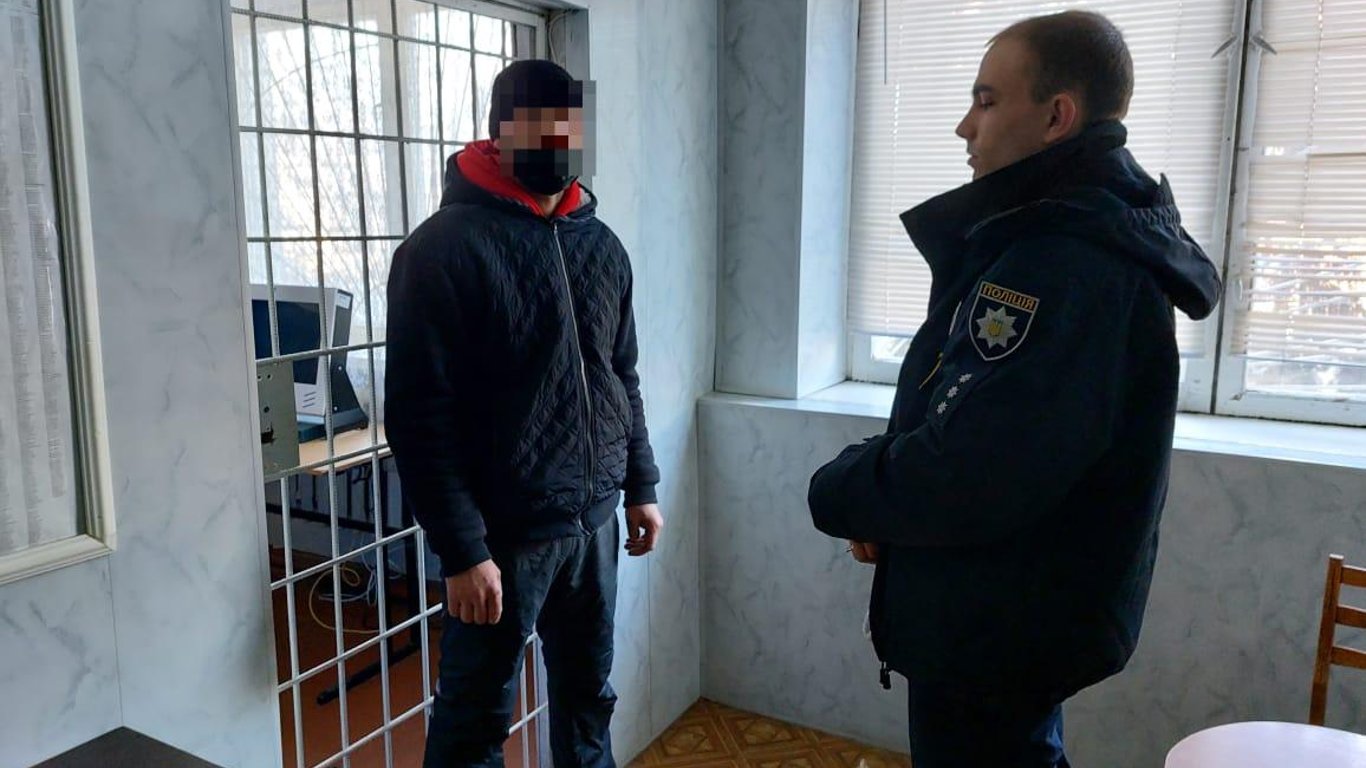 На Харківщині поліція затримала чоловіка, який знущався над своєю матір'ю