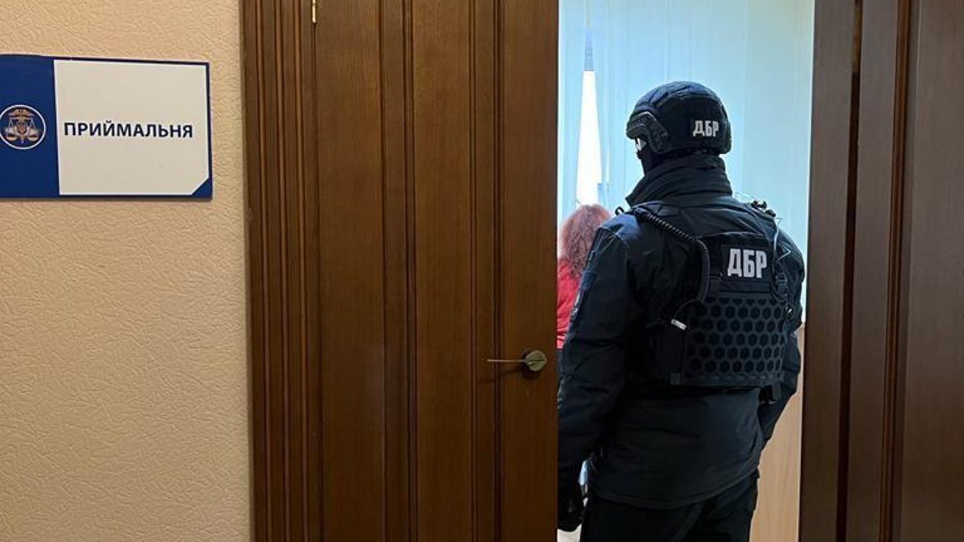Колишнього керівника Харківської митниці підозрюють у крадіжці грошей на ремонті штрафмайданчика