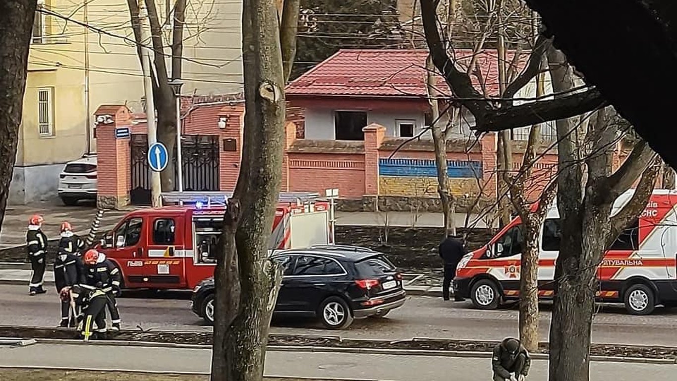 Во Львове пылает генконсульство РФ-объявлена эвакуация дипломатов-фото, видео