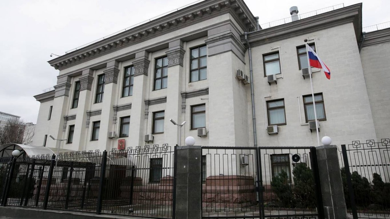 Росія почала евакуацію дипломатів з України